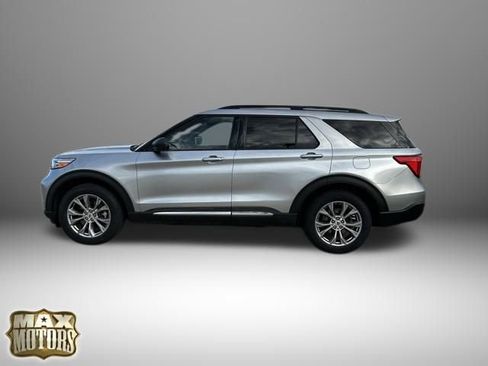 Used 2022 Ford Explorer XLT w/ Equipment Group 202A image 3