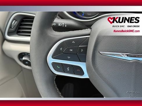 Used 2024 Chrysler Pacifica Limited FWD image 45