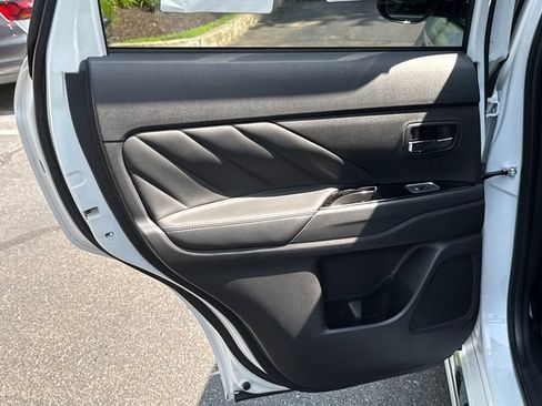 Used 2019 Mitsubishi Outlander 4WD Plug-In Hybrid image 18