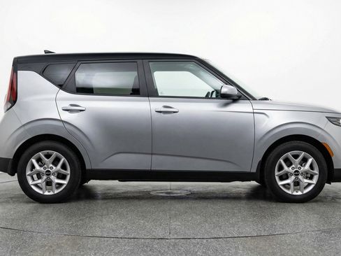 Used 2025 Kia Soul LX w/ LX Technology Package image 11