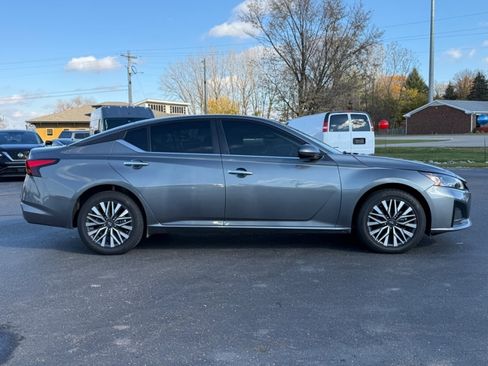 Used 2023 Nissan Altima 2.5 SV w/ SV Premium Package image 9