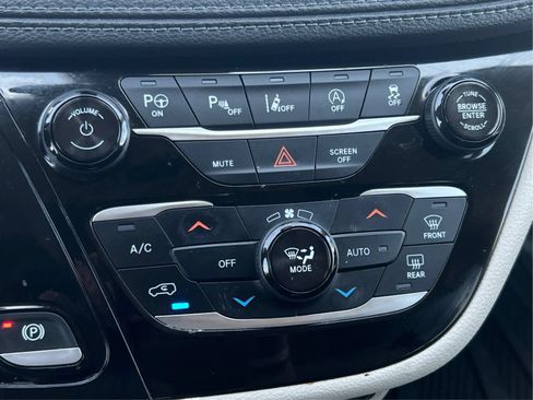 Used 2018 Chrysler Pacifica Limited w/ Advanced Safetytec Group FWD image 40