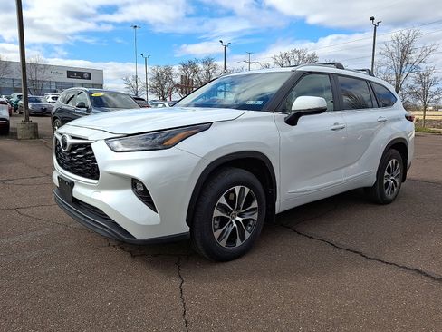 Used 2025 Toyota Highlander XLE image 3