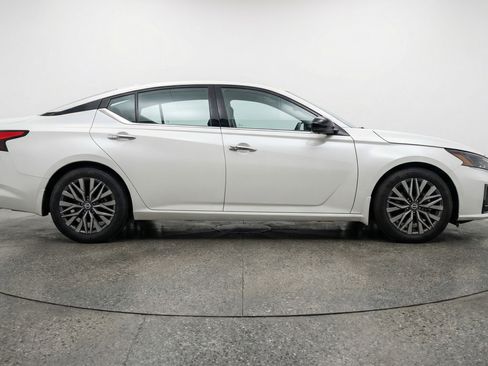 Used 2025 Nissan Altima 2.5 SV FWD image 11