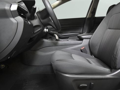 Used 2024 Nissan Altima 2.5 SV FWD image 16