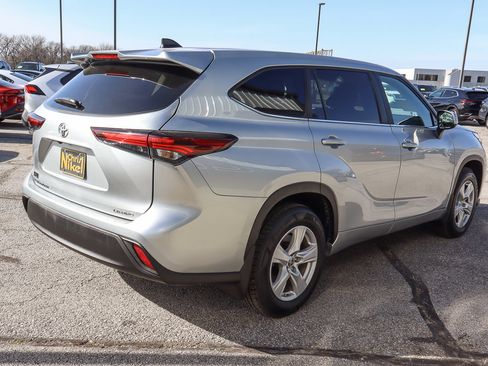 Used 2024 Toyota Highlander LE image 4