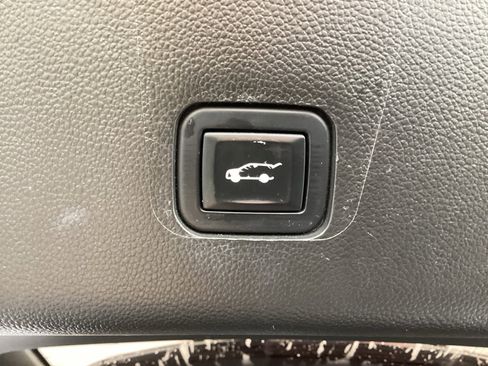 Used 2020 Chevrolet Traverse Premier image 17