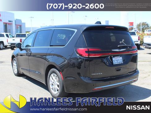 Used 2023 Chrysler Pacifica Touring-L FWD image 9