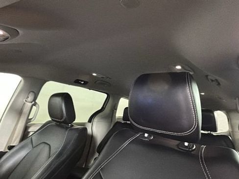 Used 2024 Chrysler Pacifica Touring-L FWD image 12