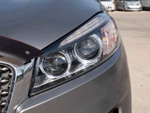 Used 2018 Kia Sorento SX image 3