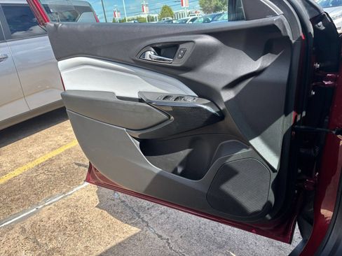 Used 2025 Chevrolet Trax LT w/ LT Convenience Package FWD image 18