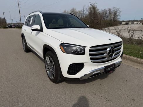 Used 2025 Mercedes-Benz GLS 450 4MATIC image 2