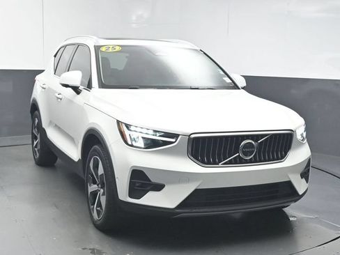 Used 2025 Volvo XC40 B5 Plus w/ Protection Package Premier AWD/4WD image 2