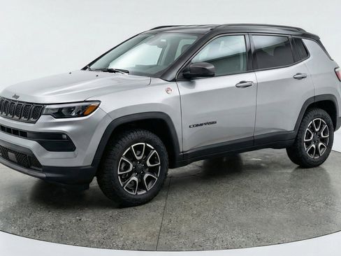 Used 2025 Jeep Compass Trailhawk AWD/4WD image 3