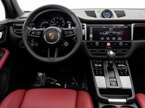 Certified 2025 Porsche Macan image 18
