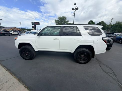 Used 2018 Toyota 4Runner SR5 AWD/4WD image 6
