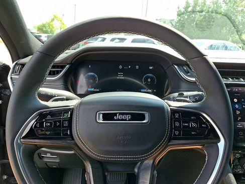 Used 2024 Jeep Grand Cherokee Overland w/ Luxury Tech Group IV AWD/4WD image 19