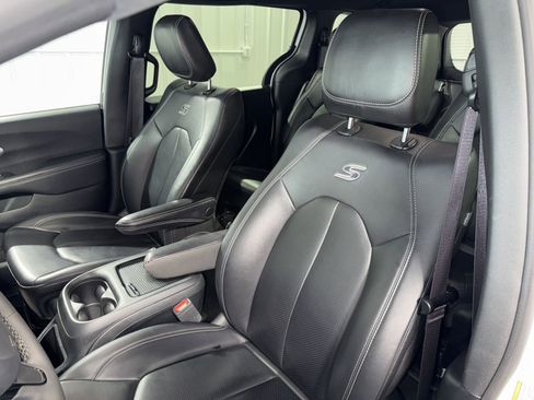 Used 2024 Chrysler Pacifica Select image 40