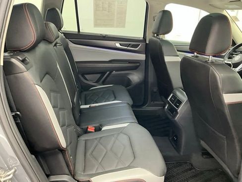 Used 2025 Volkswagen Atlas Peak Edition SE AWD/4WD image 11