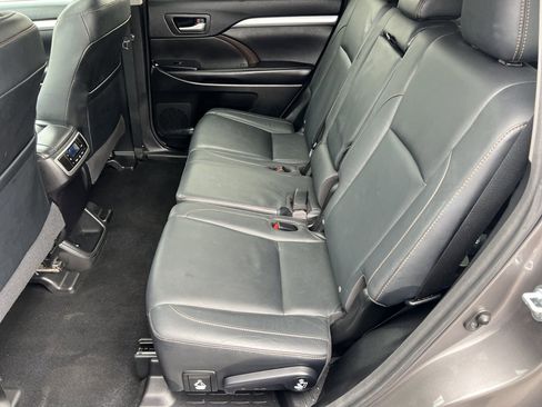 Used 2016 Toyota Highlander XLE image 22
