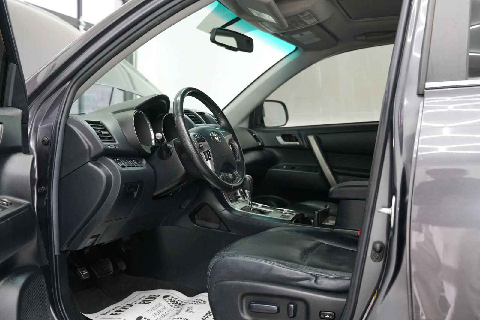 Used 2012 Toyota Highlander SE w/ Tow Pkg FWD image 21