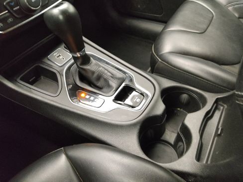 Used 2021 Jeep Cherokee Latitude Plus FWD image 26