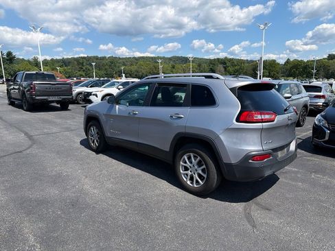 Used 2017 Jeep Cherokee Latitude w/ Safety/Convenience Group AWD/4WD image 4