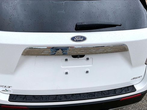 Used 2021 Ford Explorer XLT w/ Equipment Group 202A AWD/4WD image 33