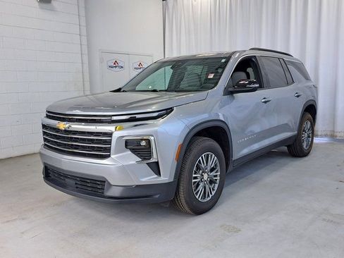 Used 2025 Chevrolet Traverse LT image 2
