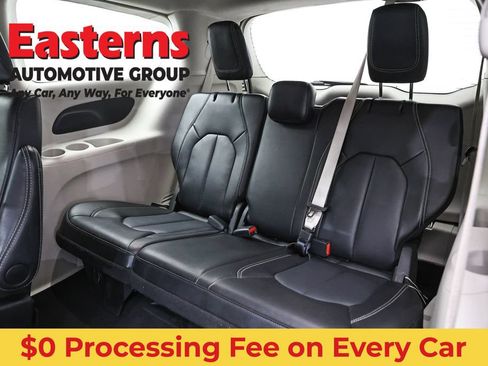 Used 2024 Chrysler Pacifica Touring-L FWD image 27