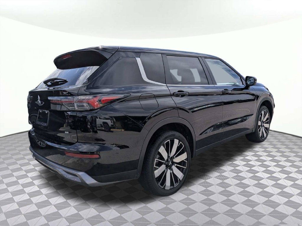 Used 2025 Mitsubishi Outlander SE FWD image 3