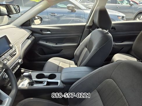 Used 2025 Nissan Altima 2.5 SV FWD image 2