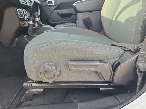 Used 2024 Jeep Wrangler Unlimited Rubicon image 30