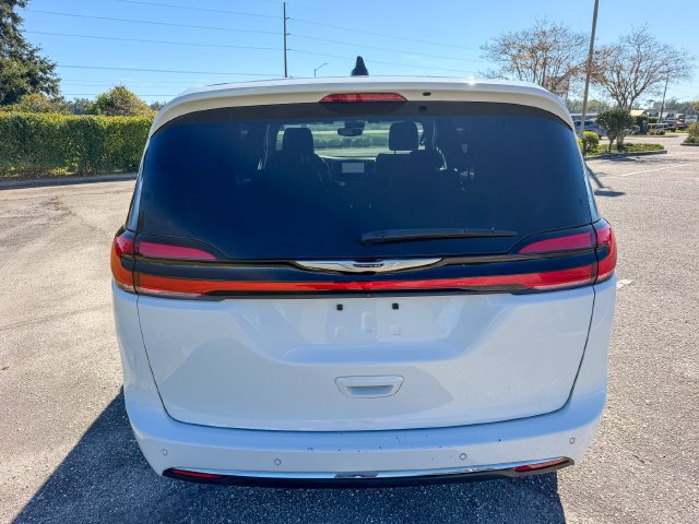 Used 2025 Chrysler Pacifica Select FWD image 4