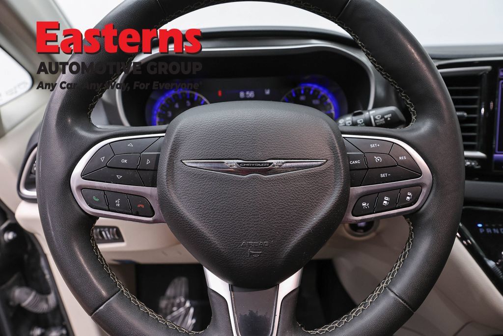 Used 2023 Chrysler Pacifica Touring-L FWD image 12