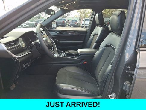 Used 2023 Jeep Grand Cherokee L Laredo image 16