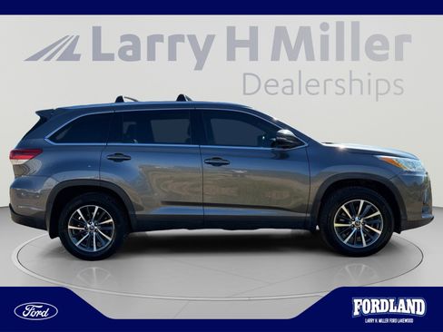 Used 2019 Toyota Highlander XLE AWD/4WD image 6