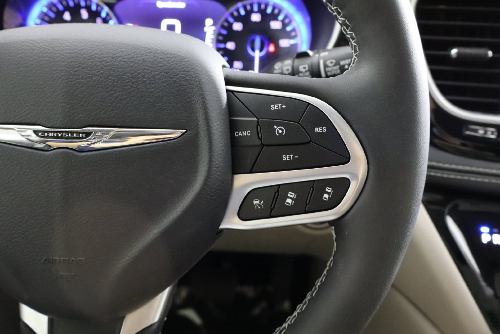 Used 2023 Chrysler Pacifica Limited FWD image 10