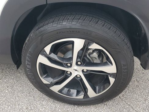 Used 2025 Chevrolet Trax RS w/ Driver Confidence Package FWD image 5