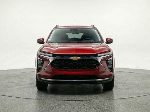Used 2025 Chevrolet Trax LT FWD image 2