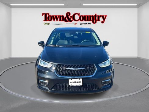 Used 2023 Chrysler Pacifica Touring-L image 2