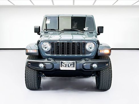 Used 2025 Jeep Gladiator Sport image 2