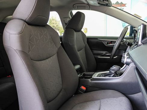Used 2021 Toyota RAV4 XLE w/ Carpet Mat Package (TMS) FWD image 16