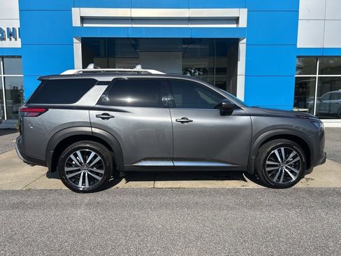 Used 2024 Nissan Pathfinder Platinum image 3
