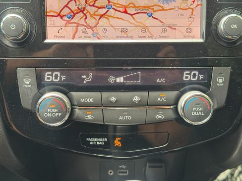 Used 2018 Nissan Rogue SL w/ Premium Package FWD image 29