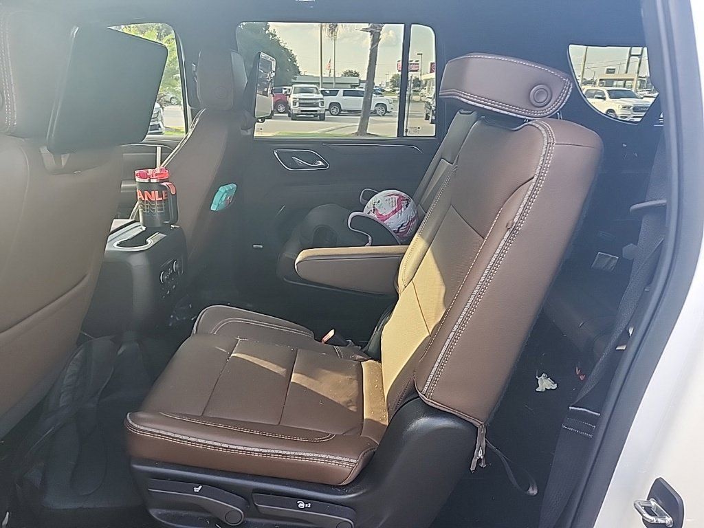 Used 2024 Chevrolet Suburban High Country w/ Advanced Technology Package RWD image 9
