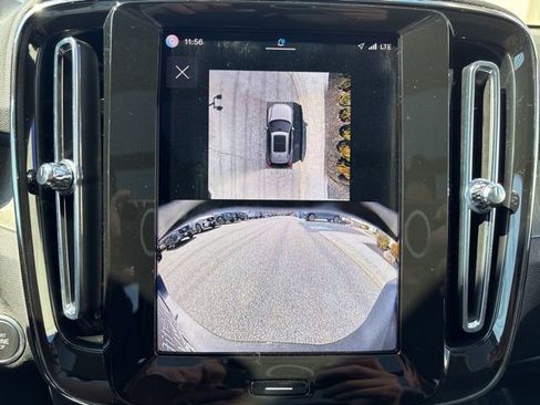 Used 2025 Volvo XC40 B5 Plus image 22