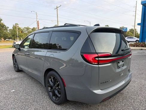 Used 2025 Chrysler Pacifica Limited FWD image 7