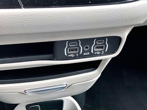 Used 2023 Chrysler Pacifica Touring-L image 32