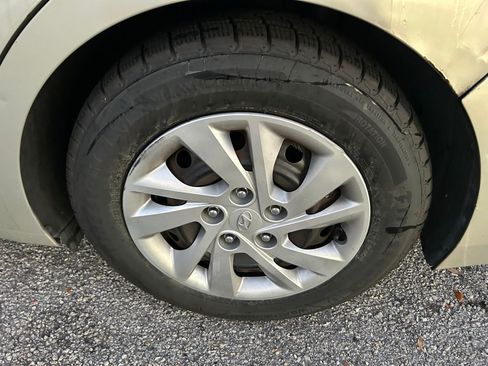 Used 2017 Hyundai Elantra SE image 9